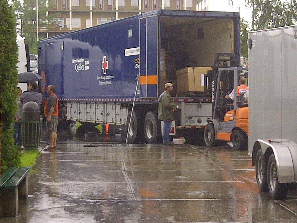Unité mobile transportant du matériel d'urgence