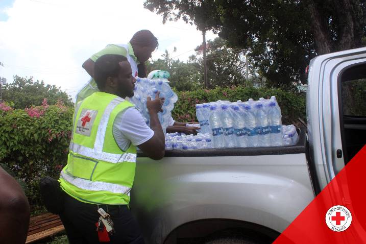 Des bénévoles de la Croix-Rouge d’Antigua-et-Barbuda s’affairent aux préparatifs