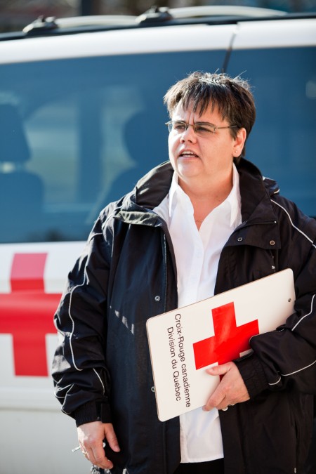 Claudie Laberge devant une voiture de la Croix-Rouge