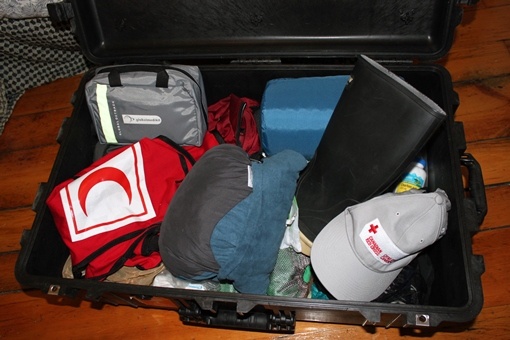 Une valise comprenant des items de voyage