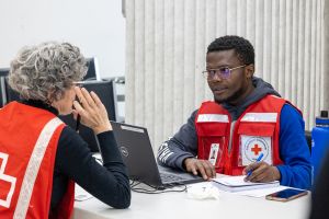 Personnel de la Croix-Rouge canadienne au centre d’accueil pour les inondations au Gatineau en 2023