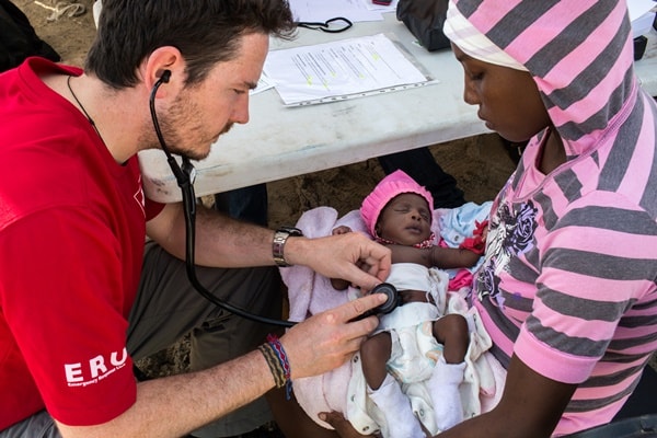 Francis Duclos, infirmier au sein de la clinique mobile de la Croix-Rouge canadienne