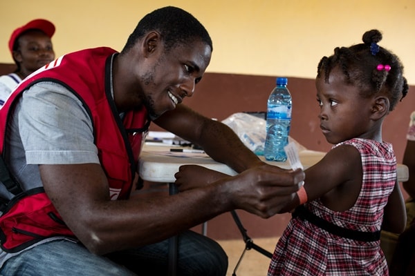 Antoine Mayos, médecin haïtien recruté par la Croix-Rouge haïtienne