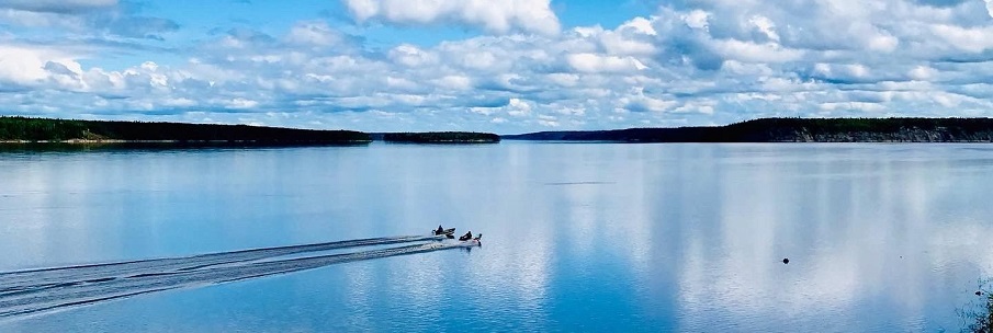 Deux bateaux roulant sur un lac très pittoresque