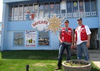Deux bénévoles de la Croix-Rouge canadienne devant une garderie
