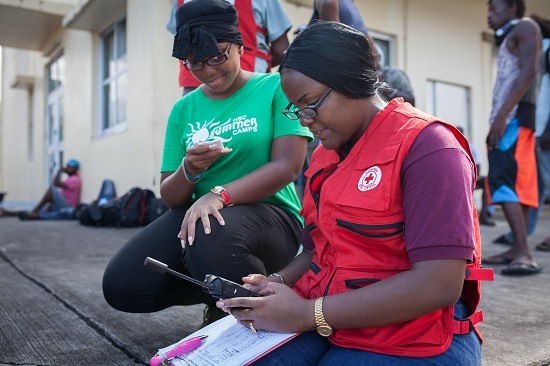 La Croix-Rouge de la Dominique, avec le soutien de la Fédération internationale, offre aux sinistrés la chance de communiquer avec leurs proches grâce à des téléphones satellites. 