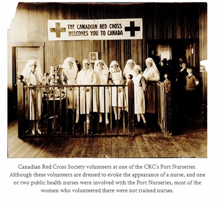 
Un groupe de bénévoles de la Croix-Rouge canadienne en tenue d'infirmière pose devant un panneau de bienvenue. La photo date d'environ 1920 et est de couleur sépia.