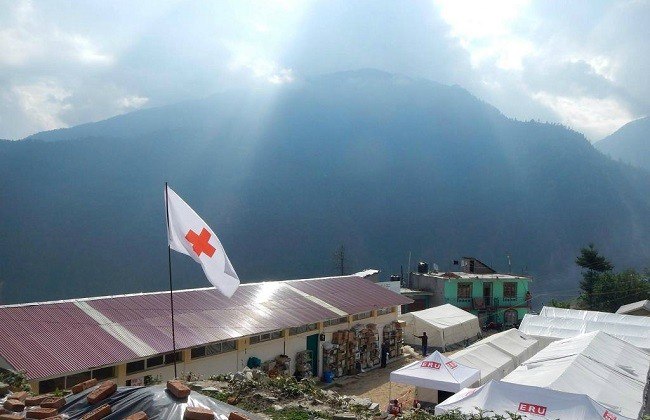 L’hôpital de campagne d’urgence de la Croix-Rouge a été installé au sommet d’une montagne au Népal.