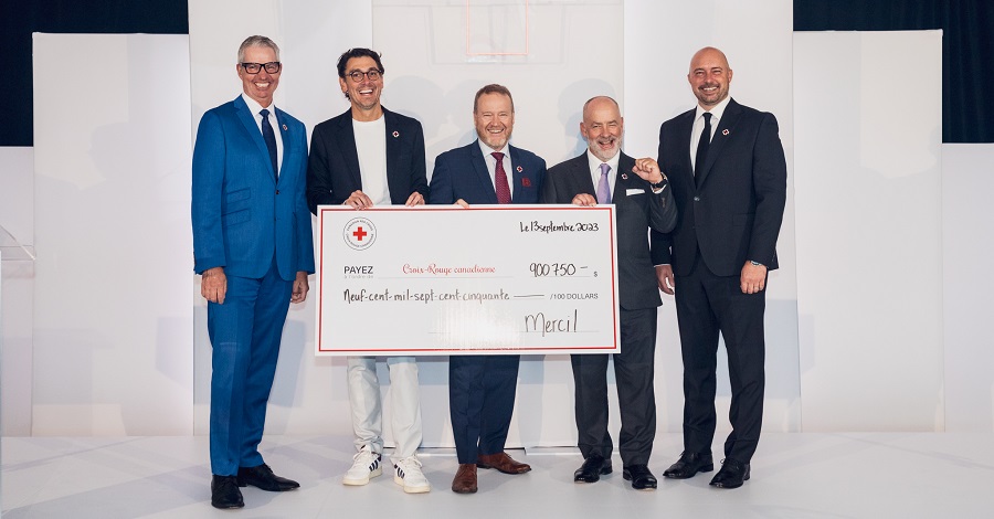 Cinq hommes tenant un gros chèque pour la Croix-Rouge canadienne