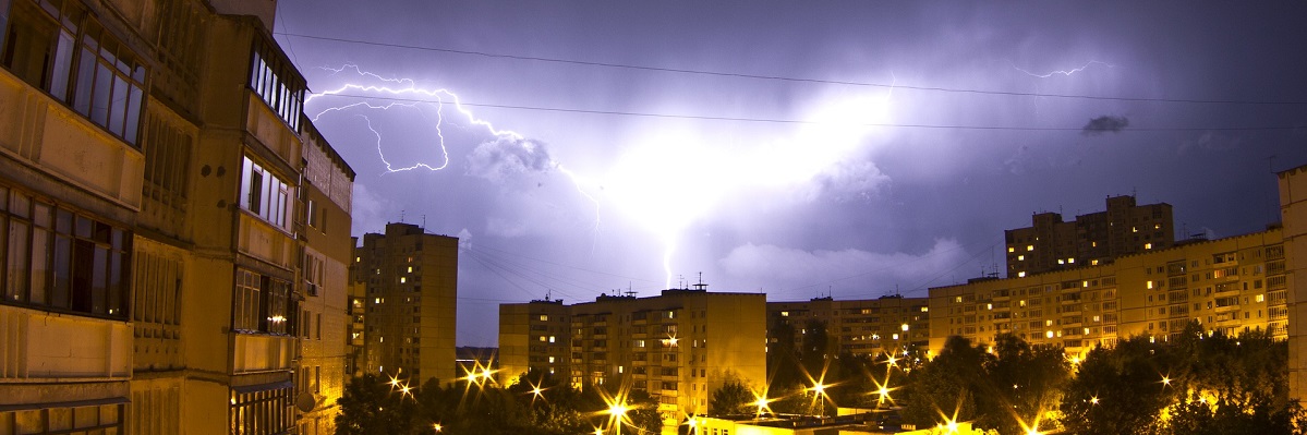 A large lightning strike in the nightUn gros coup de foudre dans la nuit