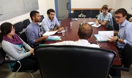 Six personnes se réunissent autour de la table d'un conseil d'administration.