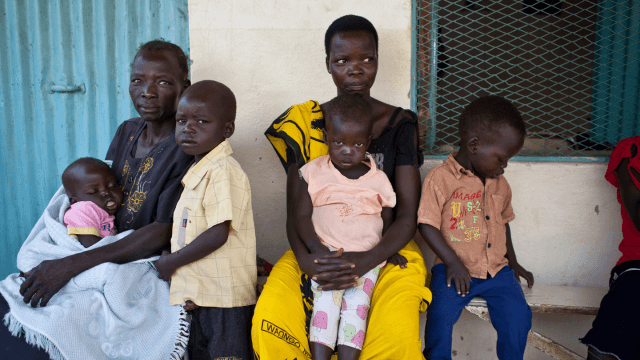 Des mères et leurs enfants attendent d'être examinés par des professionnels de la santé au Soudan