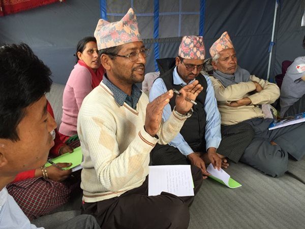 Bénévoles expliquent les soins psychosociaux aux enseignants népalais