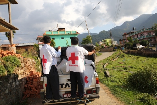Équipe de la Croix-Rouge en déplacement 