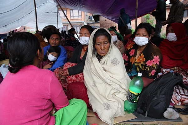 Des milliers de Népalais réfugiés sous des bâches