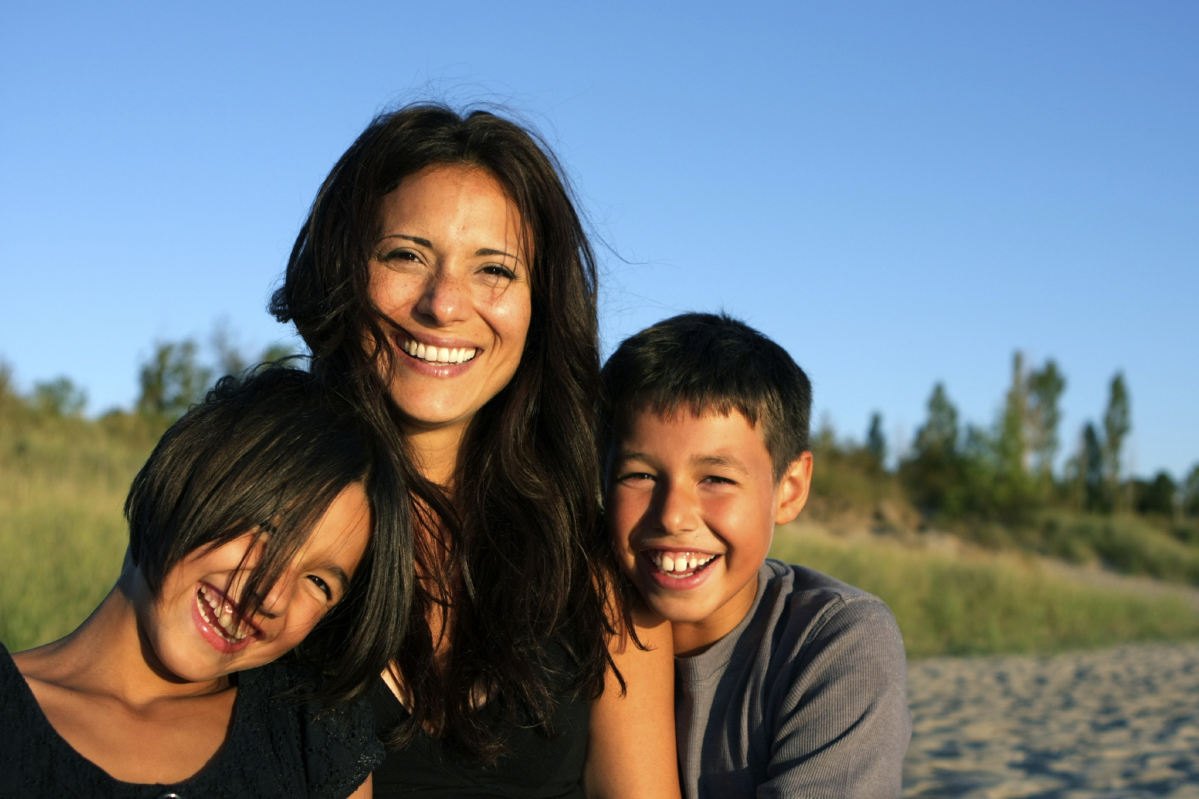 Une mère indigène sourit avec ses enfants.