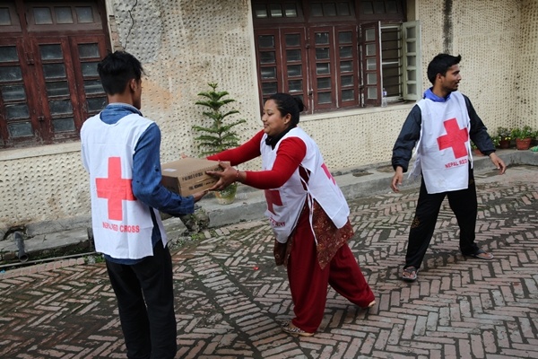 Chaîne de bénévoles déchargeant de l'aide alimentaire d'urgence