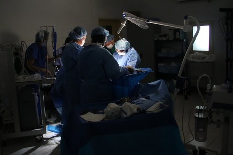  une équipe chirurgicale composée de représentants du Mozambique, de la Finlande et du Canada se voit forcée d’improviser alors qu’ils ne disposent que d’une seule lumière et que l’équipement le plus 