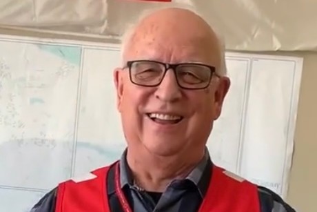  Denis Simard, bénévole dans la section Fjord du Saguenay, un homme aux cheveux blancs avec des lunettes noires sourit à la caméra.