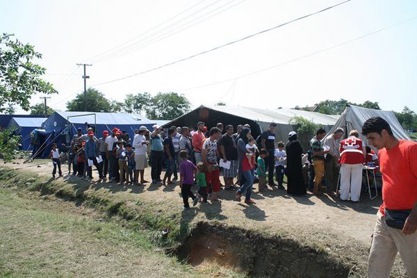 La Croix-Rouge de Serbie distribue des vivres aux migrants