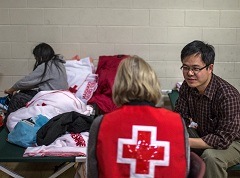  Le volontaire de la Croix-Rouge canadienne parle à un bénéficiaire