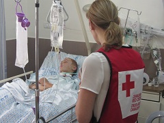 Une employée de la Croix-Rouge canadienne rend visite à un adolescent hospitalisé à la suite de la crise à Gaza.
