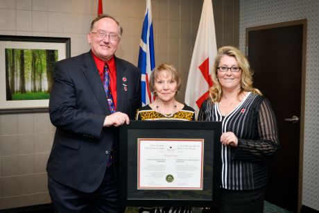 Florence Barron reçoit l’Ordre de la Croix-Rouge. 