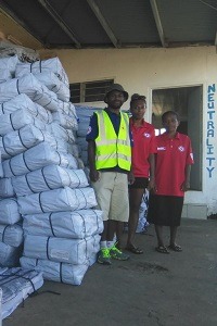 La Croix-Rouge de Vanuatu avec des articles de premières nécessité