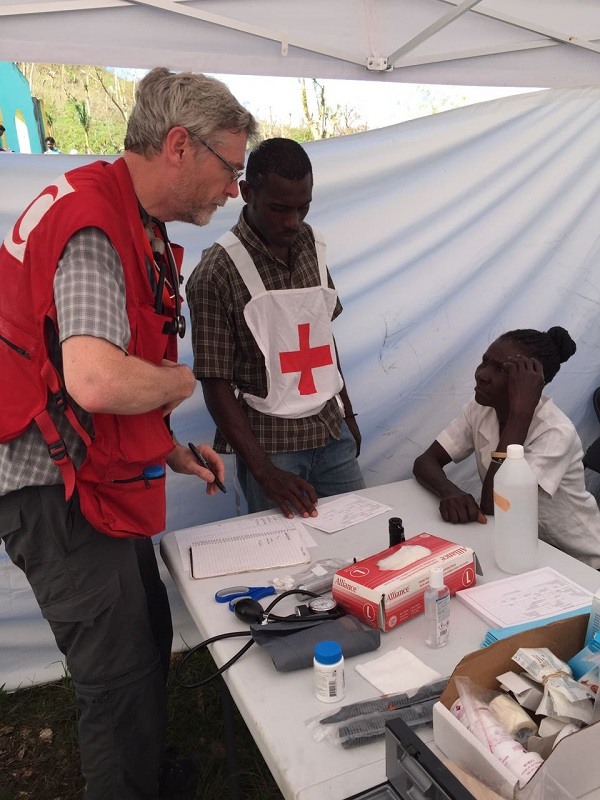 Une équipe formée par des membres de la Croix-Rouge haïtienne, canadienne et française