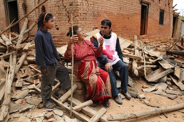Une népalaise partage ses derniers jours avec un travailleur de la Croix-Rouge