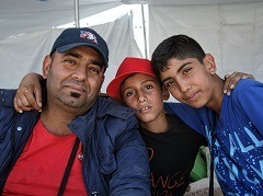 Louiy Saloum, 37 ans, originaire de Ma'arat al-Nu'man, en Syrie, aux côtés de ses deux fils