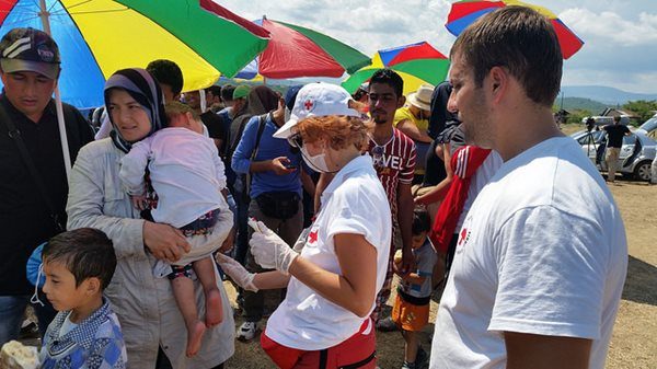 Des réfugiés reçoivent des colis alimentaires de la Croix-Rouge