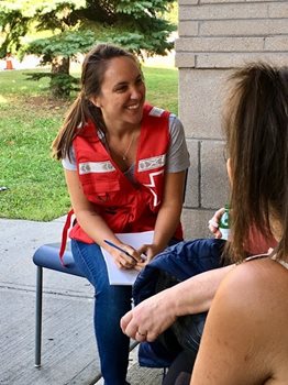 Isabelle Paquette, bénévole en communications à la Croix-Rouge canadienne, en pleine conversation avec Élizabeth et Diane.