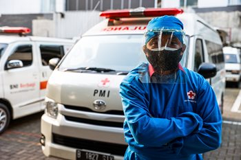 Un travailleur de la Croix-Rouge de l'Indonésie