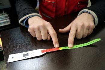 Des bénévoles mesurent le périmètre brachial afin d’évaluer le niveau de malnutrition