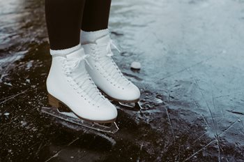 Des patins sur une glace noire
