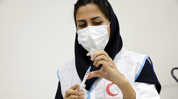 Une travailleure de la Croix-Rouge de l'Iran