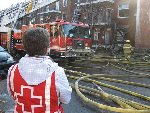 Tout au long de l'année:  les bénévoles de la Croix-Rouge au Québec ont assisté 4 243 personnes sur 965 sinistres. 