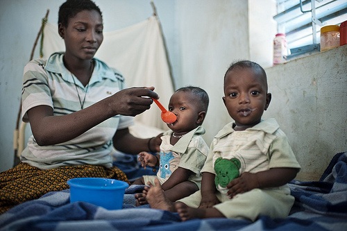 Avril : Odile nourrit ses enfants de la bouillie enrichie au Centre de récupération et d’Éducation de Nutritionnelle au Burkina Faso, 
<p>Photo: Ollivier Girard / IFRC</p>
<p>