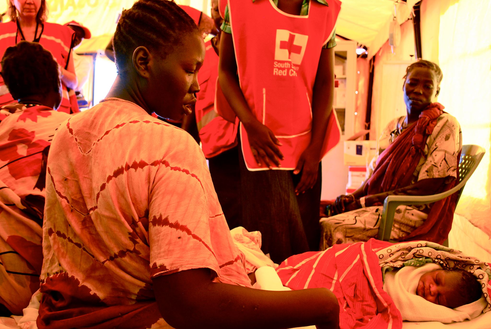Juin : Mariata a donné naissance au petit Adam avec l’aide de bénévoles de la Croix-Rouge dans un camp médical au Soudan. 