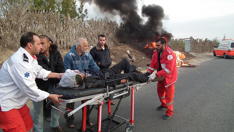 Novembre : Des secouristes aident à l’évacuation des blessés pendant les bombardements dans la bande de Gaza. 