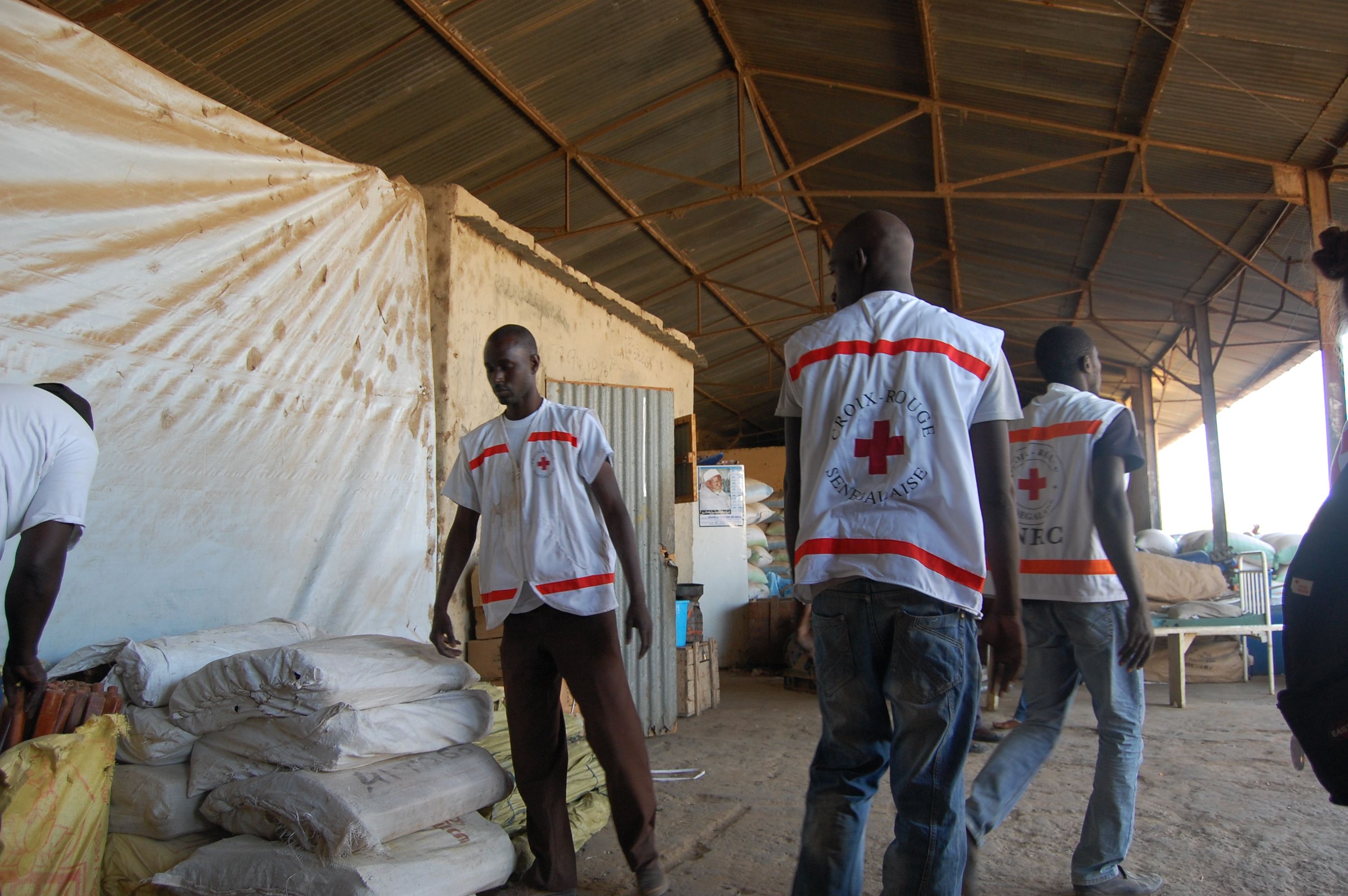 Des bénévoles de la Croix-Rouge sénégalaise préparent la prochaine distribution dans la région de Saint-Louis. 