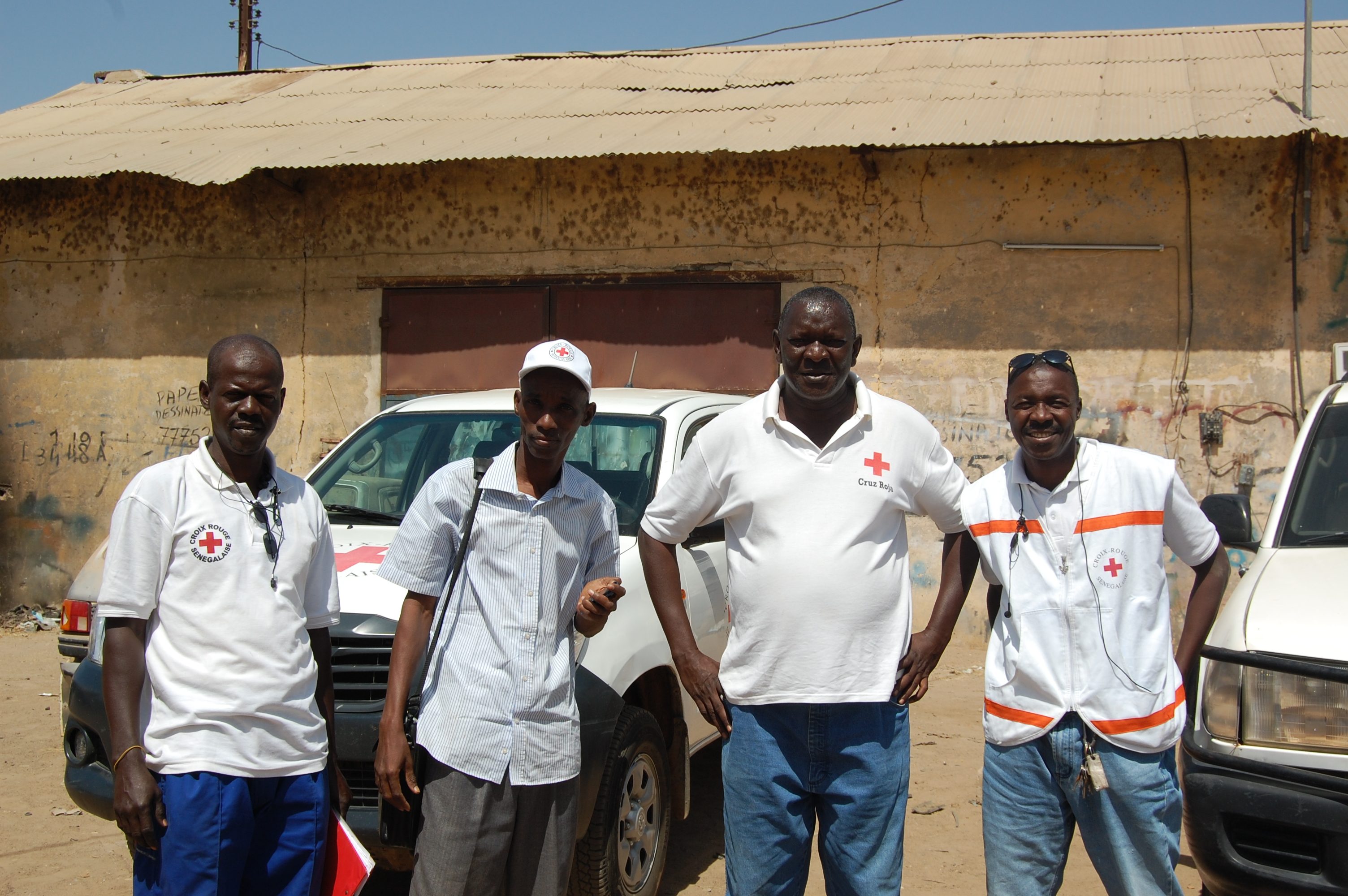 Des bénévoles de la Croix-Rouge sénégalaise visitent une communauté  à Richard Toll.