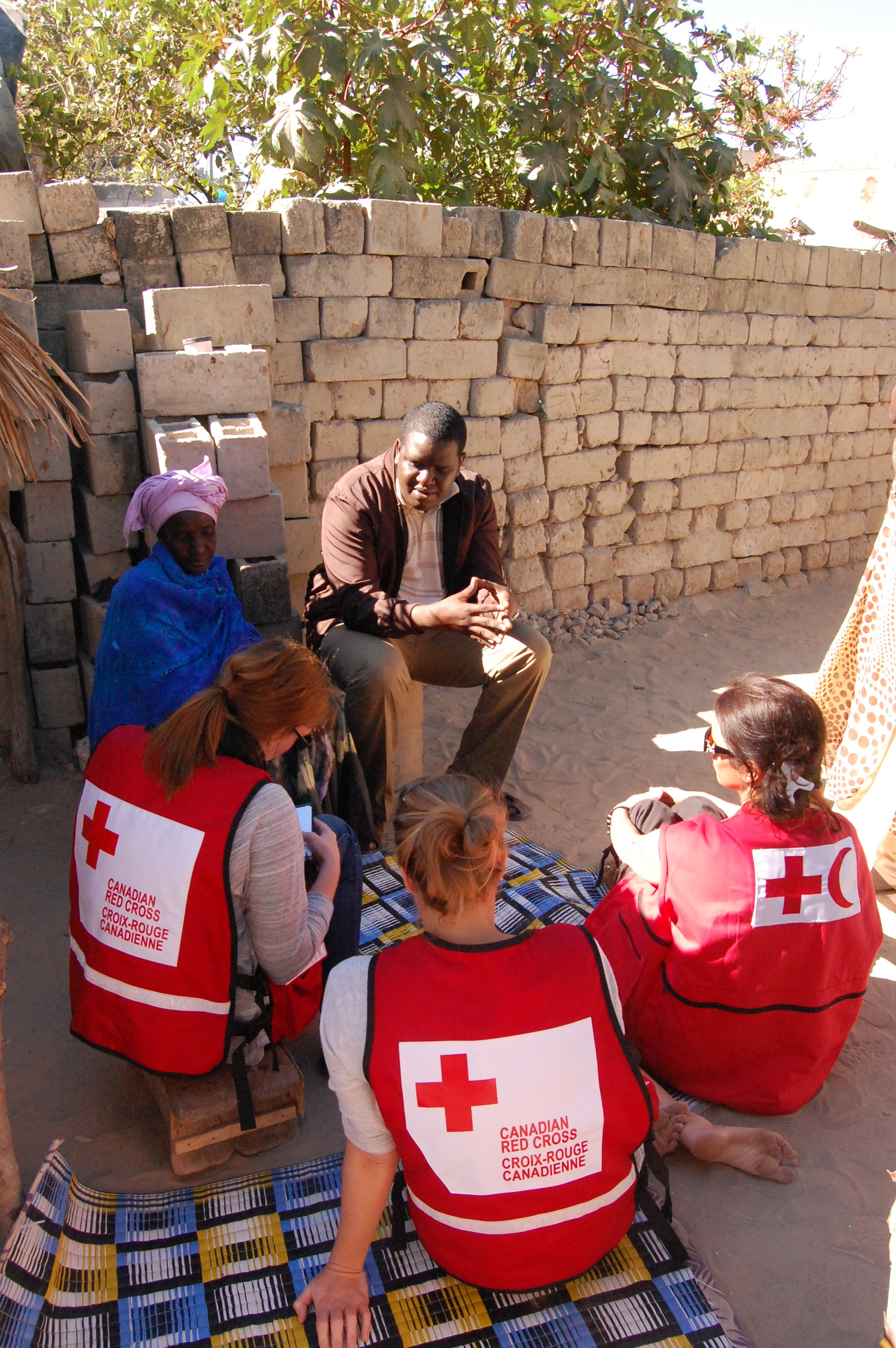 Aicha Fall, une mère de huit enfants, a reçu de l’aide de la Croix-Rouge 