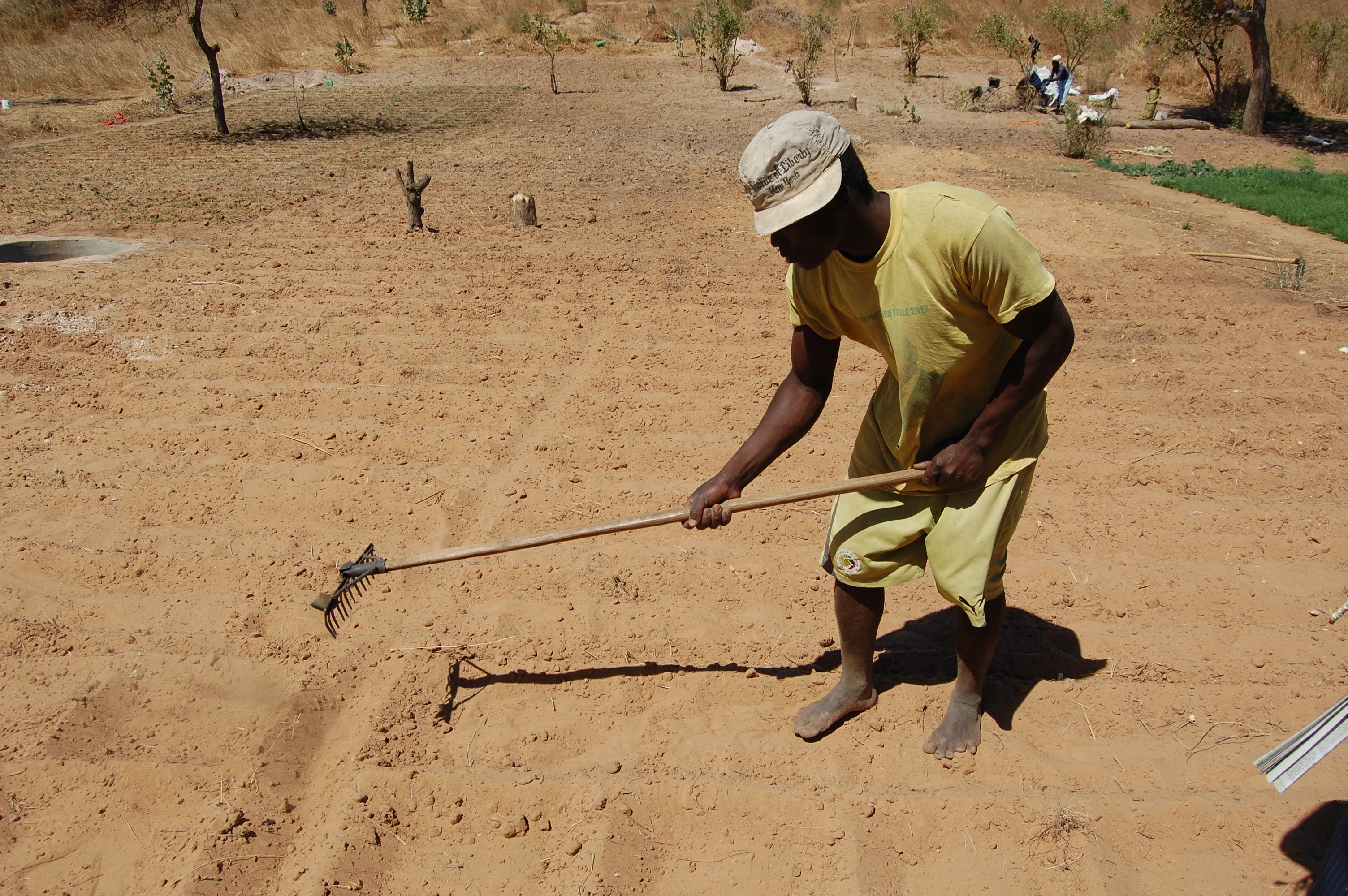 Un agriculteur qui a reçu des outils de jardinage 