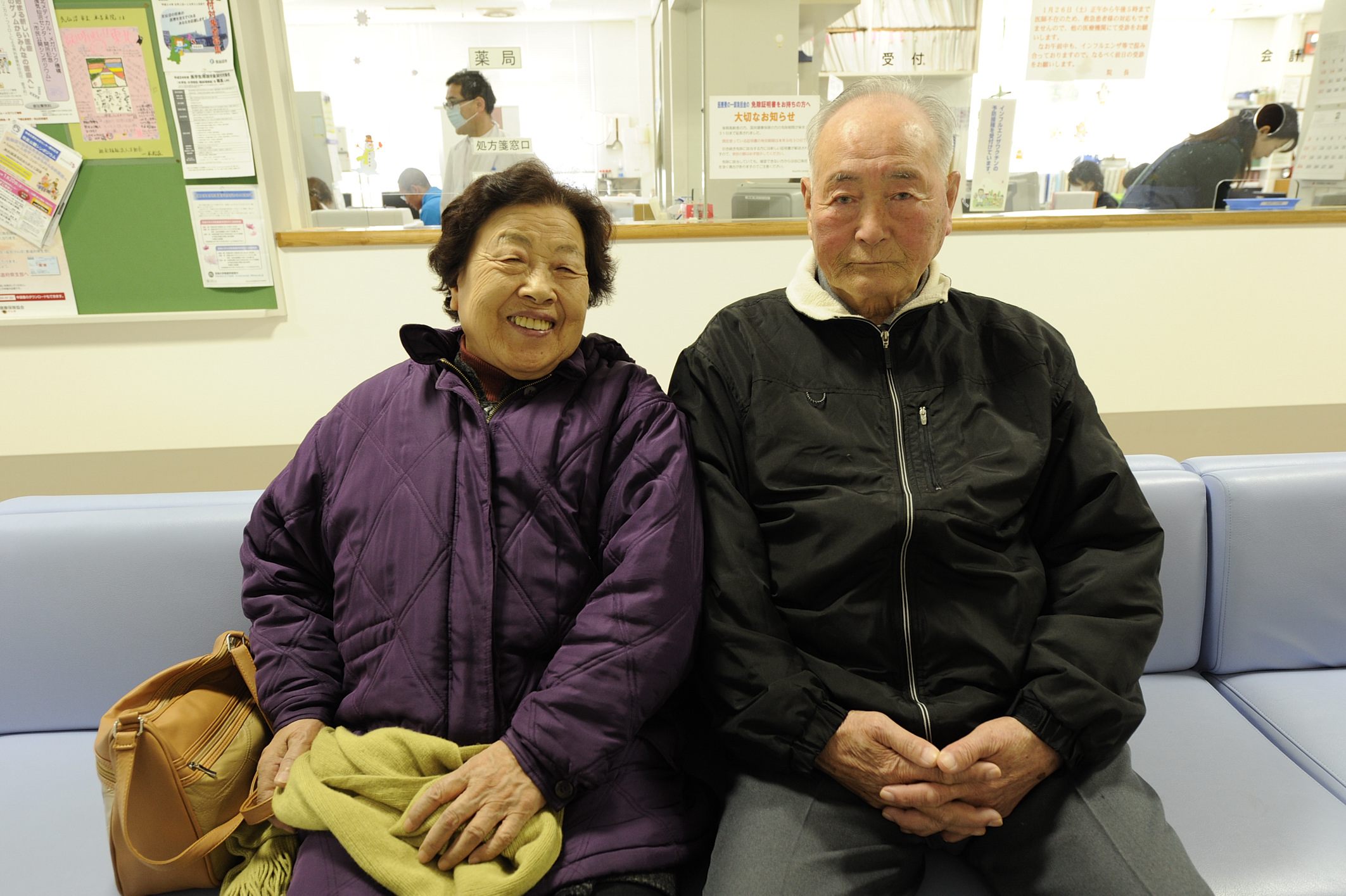Yoshiko Sugawara est assise aux côtés de son mari dans la salle d’attente de l’hôpital Motoyoshi, qui a été rénové grâce à l’appui de la Croix-Rouge après avoir été partiellement détruit par le tsunami. Elle se dit contente du nouvel hôpital et reconnaissante envers les personnes à l’étranger qui ont appuyé ce projet. 