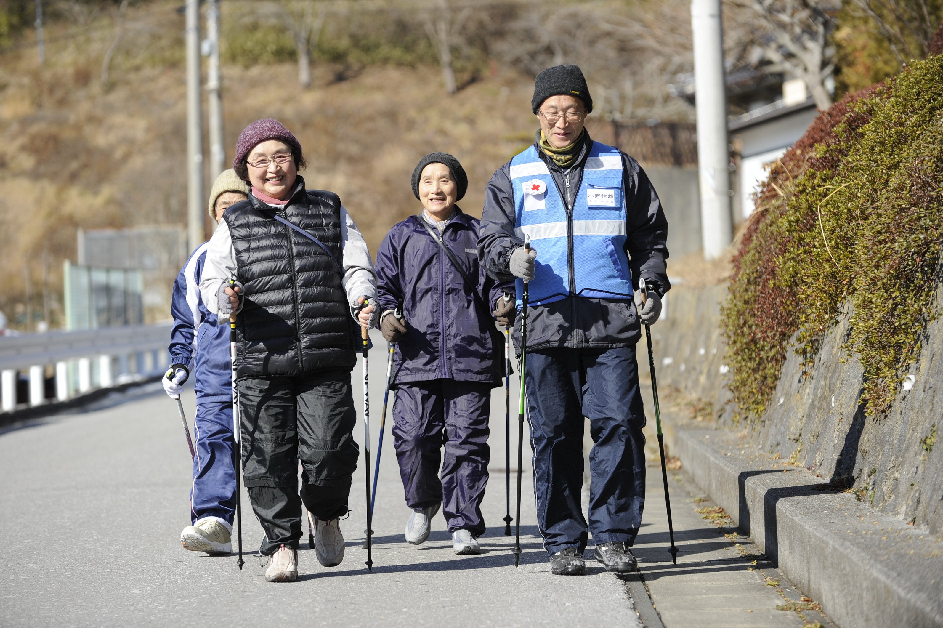 La marche nordique, un dérivé du ski de fond, est l’une des activités organisées par les bénévoles de la Croix-Rouge du Japon à l’intention de la population des collectivités de logements préfabriqués, dont la majorité est composée de personnes âgées, afin de les aider à garder la forme et à briser l’isolement.  