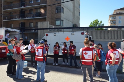 Des bénévoles de la Croix-Rouge en préparation de mission