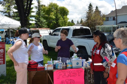 Des bénévoles de la Croix-Rouge rencontrent les étudiants en soins infirmiers au kiosque de secourisme