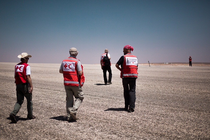 L'équipe de ERU examine la zone où l'hôpital sera construit à al-Azraq, en Jordanie. Photo: Mikko Vähäniitty / Croix-Rouge finlandaise